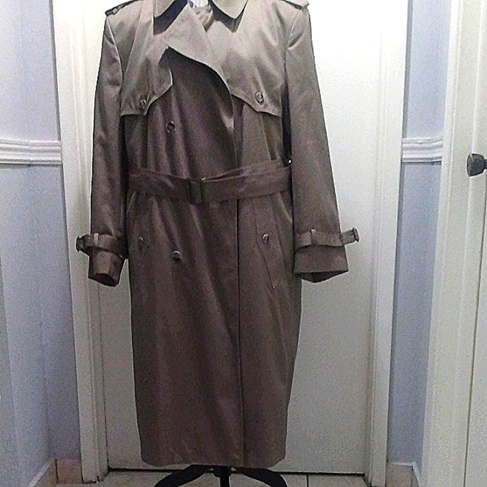 Trench Coat Men's Beige Towne from London Fog. 40 short.